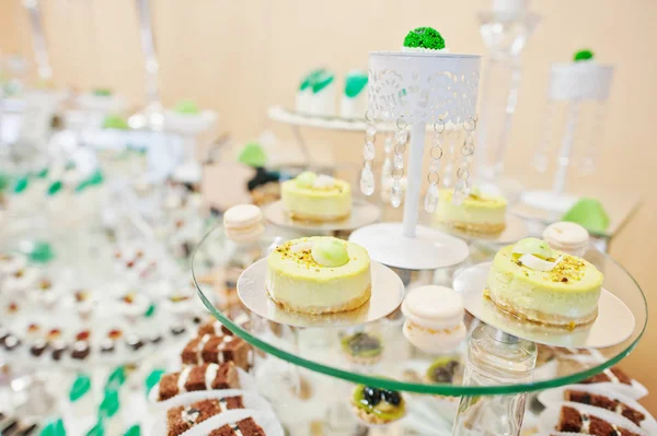 Düğün Ziyafet RE'deki üzerinde güzel ve lezzetli tatlılar