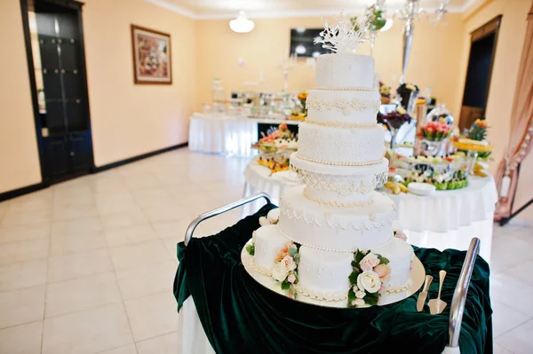 Masada duran şaşırtıcı ve lezzetli bej düğün pastası