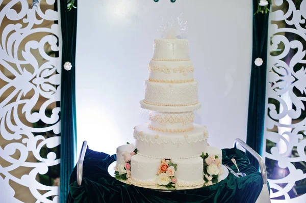 Amazing and delicious beige wedding cake standing on the table i — Stock Photo, Image