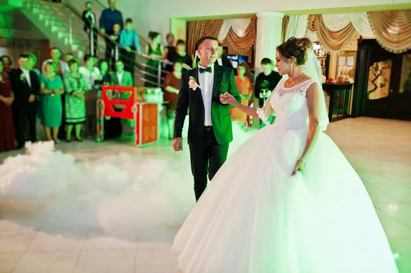 Büyük h ilk dansları dans güzel düğün çifti