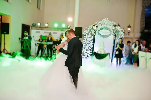 Beautiful wedding couple dancing their first dance in the huge h — Stock Photo, Image