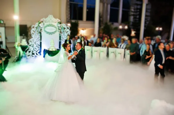 Beautiful wedding couple dancing their first dance in the huge h — Stock Photo, Image