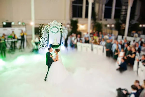 Beautiful wedding couple dancing their first dance in the huge h — Stock Photo, Image