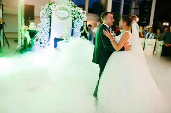 Mooie bruidspaar hun eerste dans dansen in de enorme h — Stockfoto