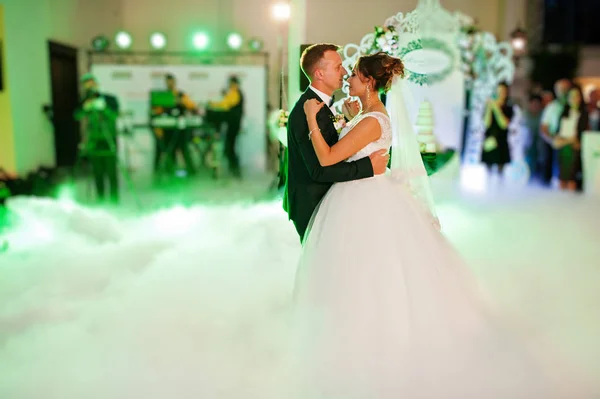 Beautiful wedding couple dancing their first dance in the huge h — Stock Photo, Image