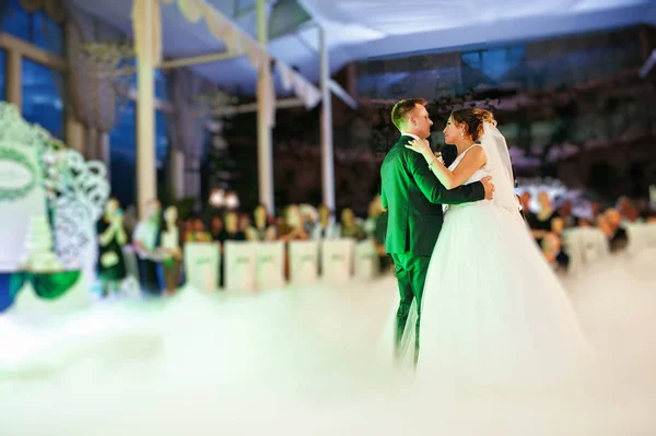 Beautiful wedding couple dancing their first dance in the huge h — Stock Photo, Image