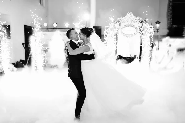 Beautiful wedding couple dancing their first dance in the huge h — Stock Photo, Image