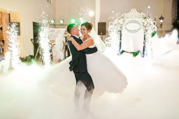 Hermosa pareja de boda bailando su primer baile en la enorme h — Foto de Stock