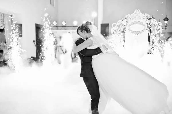 Beautiful wedding couple dancing their first dance in the huge h — Stock Photo, Image