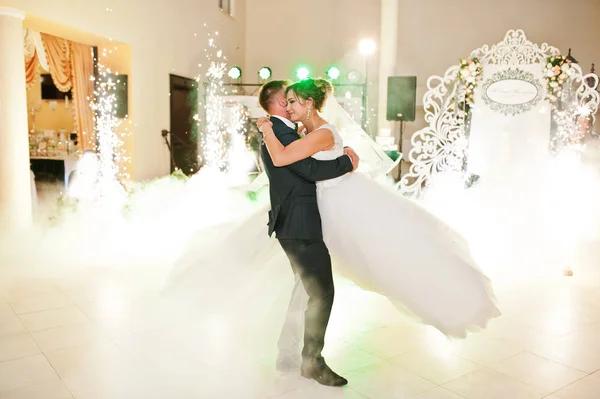 Beautiful wedding couple dancing their first dance in the huge h — Stock Photo, Image