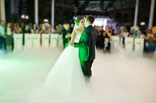 Beautiful wedding couple dancing their first dance in the huge h — Stock Photo, Image