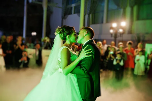 Beautiful wedding couple dancing their first dance in the huge h — Stock Photo, Image