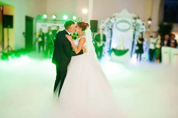 Красива весільна пара танцює свій перший танець у величезному h — стокове фото