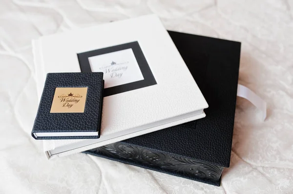 Elegant white and black wedding photobooks or photo albums on th — Stock Photo, Image