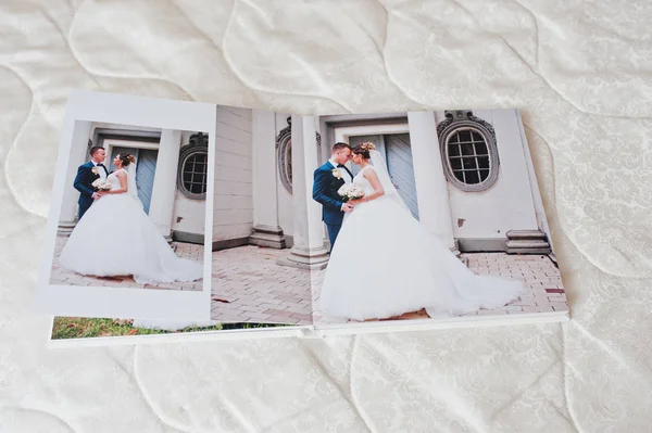 Páginas de casamento photobook ou álbum de casamento no sofá branco backgr — Fotografia de Stock
