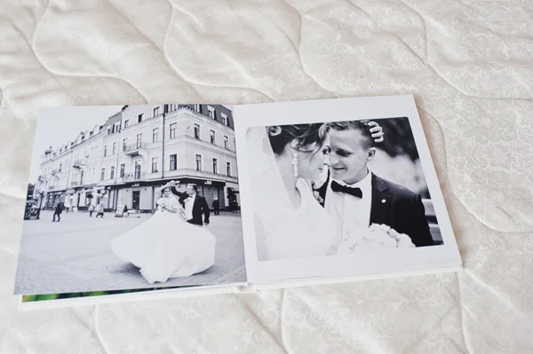 Pagine di album fotografico di nozze o album di nozze su divano bianco — Foto Stock