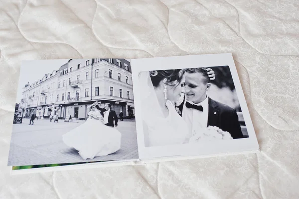 Pages of wedding photobook or wedding album on white sofa backgr — Stock Photo, Image