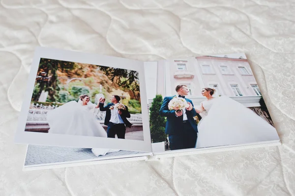 Pages of wedding photobook or wedding album on white sofa backgr — Stock Photo, Image
