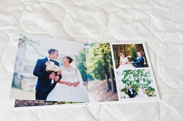Sidor av bröllop fotobok eller bröllop album på vit soffa bakgr — Stockfoto