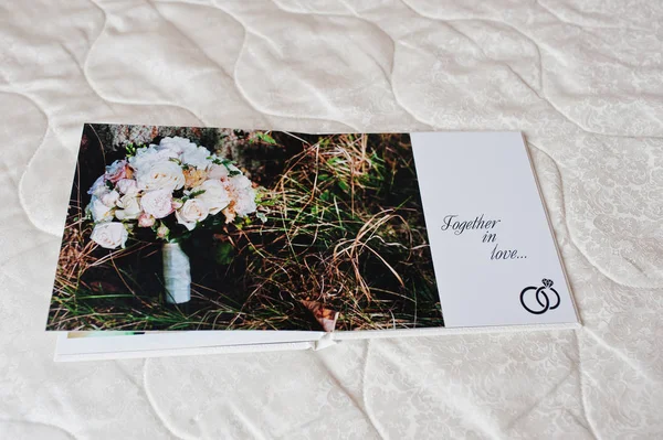 Σελίδες από το βιβλίο photobook του γάμου ή άλμπουμ γάμου σε λευκό καναπέ έκφραση — Φωτογραφία Αρχείου