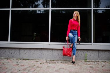 Kırmızı bluz ve kot posin muhteşem genç bir kadın portresi