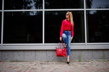 Kırmızı bluz ve kot posin muhteşem genç bir kadın portresi