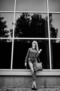 Kırmızı bluz ve kot posin muhteşem genç bir kadın portresi