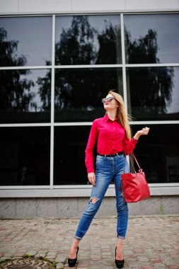 Kırmızı bluz ve kot posin muhteşem genç bir kadın portresi