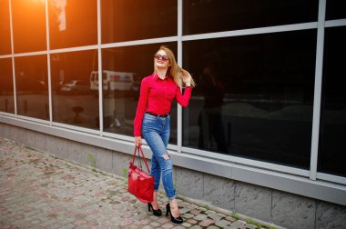 Kırmızı bluz ve kot posin muhteşem genç bir kadın portresi