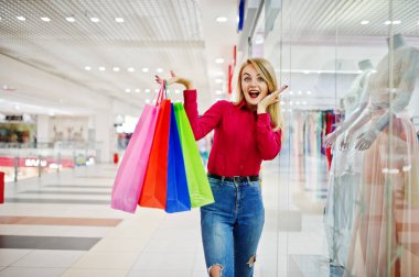 Kırmızı bluz, çarpıcı genç bir kadın portresi rahat sökük 