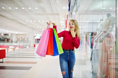 Kırmızı bluz, çarpıcı genç bir kadın portresi rahat sökük 