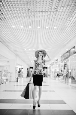 Leopar bluz, siyah s çekici bir genç kadın portresi