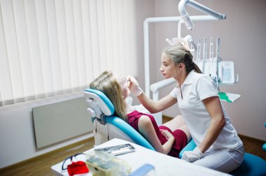 Diş chai döşeme kırmızı-mor elbiseli çekici hasta