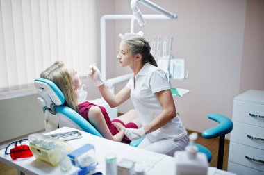 Diş chai döşeme kırmızı-mor elbiseli çekici hasta