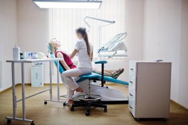 Diş chai döşeme kırmızı-mor elbiseli çekici hasta