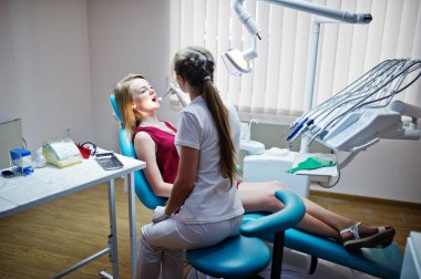 Diş chai döşeme kırmızı-mor elbiseli çekici hasta