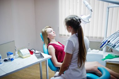 Diş chai döşeme kırmızı-mor elbiseli çekici hasta