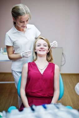 Onun hastanın diş iade güzel genç kadın diş hekimi