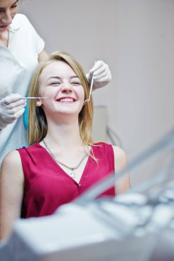 Onun hastanın diş iade güzel genç kadın diş hekimi