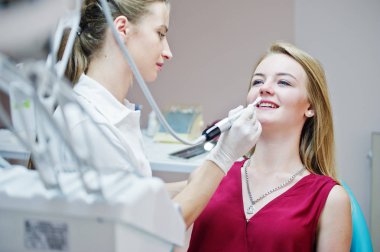 Diş chai döşeme kırmızı-mor elbiseli çekici hasta