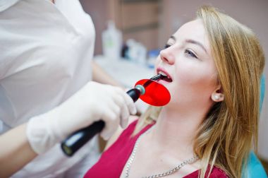 Diş chai döşeme kırmızı-mor elbiseli çekici hasta