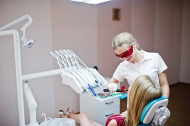 Onun hastanın tee tedavi özel kırmızı gözlüklü kadın diş hekimi