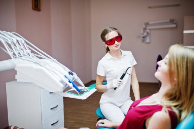 Onun hastanın tee tedavi özel kırmızı gözlüklü kadın diş hekimi