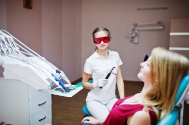 Onun hastanın tee tedavi özel kırmızı gözlüklü kadın diş hekimi