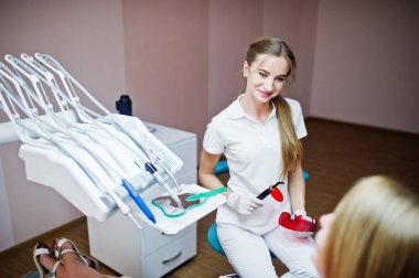 Onun hastanın tee tedavi özel kırmızı gözlüklü kadın diş hekimi