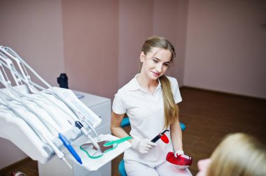 Onun hastanın tee tedavi özel kırmızı gözlüklü kadın diş hekimi