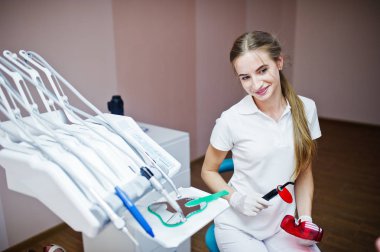 Onun hastanın tee tedavi özel kırmızı gözlüklü kadın diş hekimi