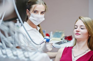 Diş chai döşeme kırmızı-mor elbiseli çekici hasta