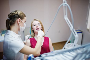 Diş chai döşeme kırmızı-mor elbiseli çekici hasta