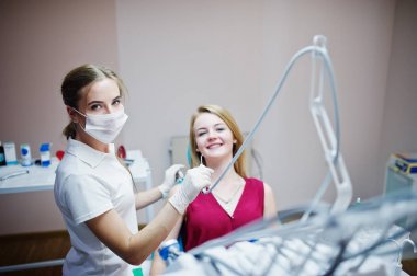 Diş chai döşeme kırmızı-mor elbiseli çekici hasta